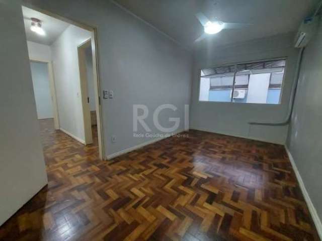 Ótimo apartamento no bairro Menino Deus, com 68m² privativos, reformado, de 2 dormitórios. Possui sala ampla, 2 dormitórios, banheiro com box de vidro, cozinha espaçosa, área de serviço, dependência e