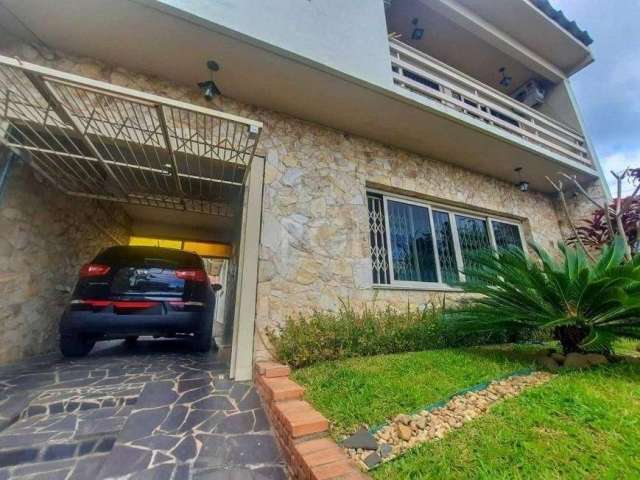 Excelente casa residencial no bairro Cavalhada!&lt;BR&gt;Terreno 10x30 - área total 300m² - área privativa 250,00m²&lt;BR&gt;Garagem para 03 carros (01 coberto e 02 descobertos)&lt;BR&gt;Primeiro pavi