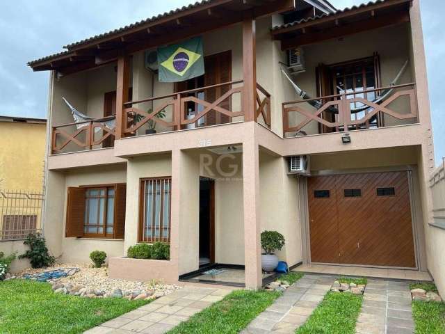 Casa com 3 dormitórios suite, closet, lareira, churrasqueira, semi mobiliada, possui 5 ar condicionados. Piscina aquecida, lavanderia completa e cozinha adicional. Aceita imóvel e financiamento. marqu