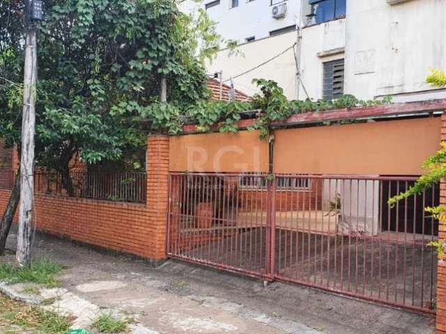 Casa de esquina no bairro Boa Vista, região valorizada, próximo  a Anita Garibaldi, terreno 10 x 30. 03 dormitórios,  living 03 ambientes, cozinha, 03 banheiros , lavanderia , pátio. 02 vagas ..Próxim