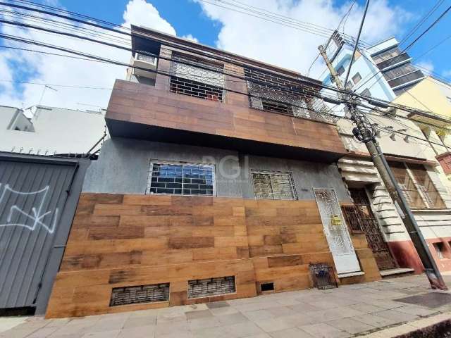 CASA / SOBRADO - Imóvel em terreno com 92,95 m² de área total, tendo aproximadamente 165 m² de área construída dividida em 2 pavimentos, sendo distribuído da seguinte forma:&lt;BR&gt;&lt;BR&gt;Primeir