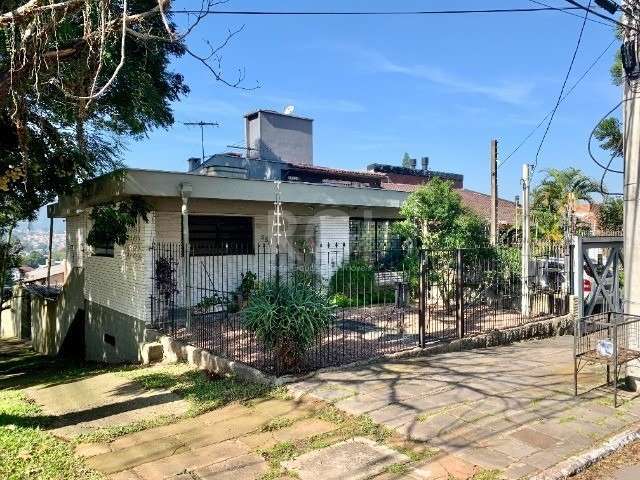 Localizada próxima ao futuro Shopping Belvedere, esta casa espaçosa e moderna oferece conforto e conveniência para toda a família. Com três dormitórios, sendo um deles uma suíte   privativa, banheiros