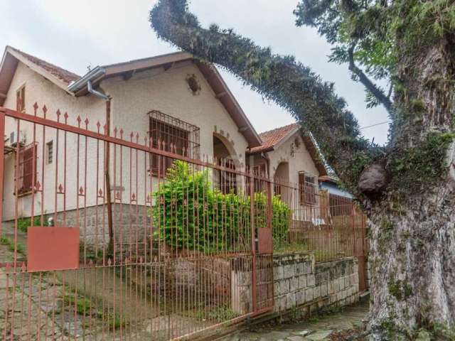 Terreno com 570m², bem localizado próximo ao Shopping Bourbon Teresópolis. no terreno tem casa com 03 dormitórios, living 2 ambientes, cozinha e banheiro social. Vaga para 02 carros.&lt;BR&gt;Agende j