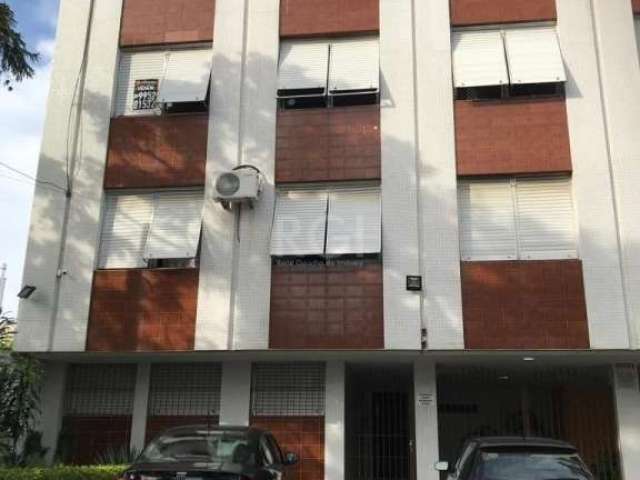 Vende-se apartamento desocupado, 1 dormitório amplo, living em 2 ambientes, ensolarado, banho social, copa e cozinha, área de serviço independente e permanecem todos os móveis fixos. Prédio com fachad