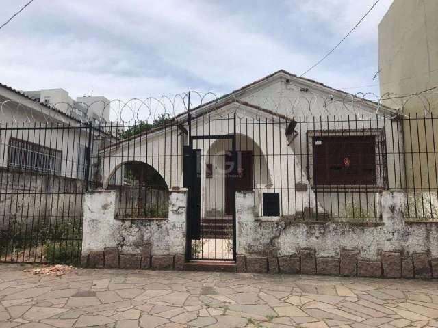 Casa térrea para moradia ou comercial, 3 dormitórios, 1 Banheiro, 1 Lavabo, 2 Salas, Cozinha espaçosa, Garagem coberta e fundos coberto para festas, pátio grande. OBS:&lt;BR&gt;PRECISA DE REFORMA NA P