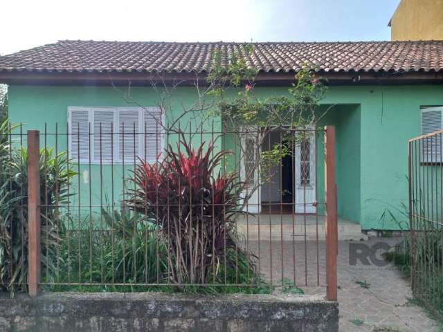 Casa  com 3 quartos  2  sala,  2 cozinha bem ampla , 2 banheiros e nos fundos um excelente espaço . A casa possui um ótimo pátio com árvores, vaga para 2 carros. Localizada próxima  Avenida Assis Bras