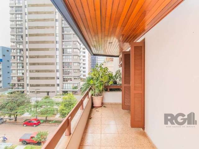 COBERTURA  4 dormitórios, 392,26 m² de área privativa.No primeiro pavimento do imóvel estão dispostos: 4 quartos, sendo 1 suíte, sacada em todos os dormitórios, living amplo para 2 ambientes com uma s