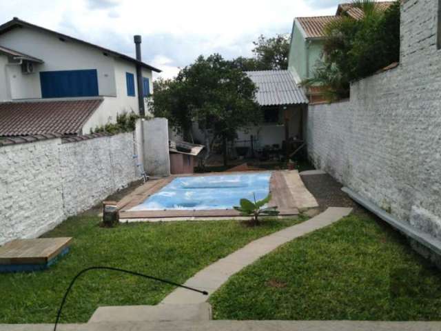 Residencia Casa toda reformada 2 quartos,1 banheiro, sala e cozinha americana, 2 vagas pra carros, em excelente local ,com piscina quiosque com churrasqueira e fogão campeiro,&lt;BR&gt;   &lt;BR&gt;O 