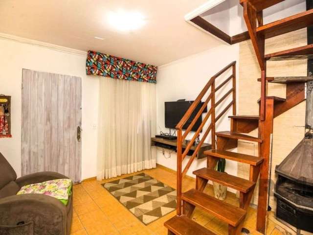 Sobrado em condomínio fechado no bairro Hípica. São 85m² distribuídos em living para dois ambientes com lareira, banheiro social, cozinha espaçosa, 2 dormitórios, terraço com espaço gourmet e churrasq