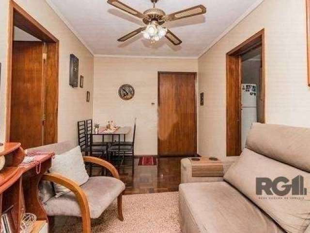 Apartamento de 2 dormitórios a venda no bairro Cristo Redentor em Porto Alegre. O imóvel possui 60,23m² privativos, dois lances de escadas, living amplo, sacada com churrasqueira, banheiro social, coz