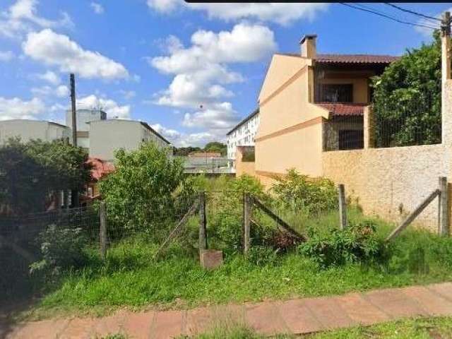 Excelente Terreno no bairro Cavalhada, com 300m² de área, plano, medindo 13,63 x30 de frente ao fundo em Porto Alegre. Ótimo para quem procura morar em local amplo e Rua tranquila e arborizada. Agende