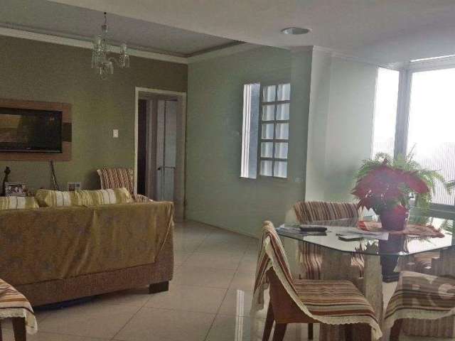 Apartamento de 3 dormitórios transformados em 2 dormitórios, totalmente reformado, porcelanato, amplo living 2 ambientes, cozinha, sacada, 2 banheiros. Prédio com salão de festa e churrasqueira. Agend