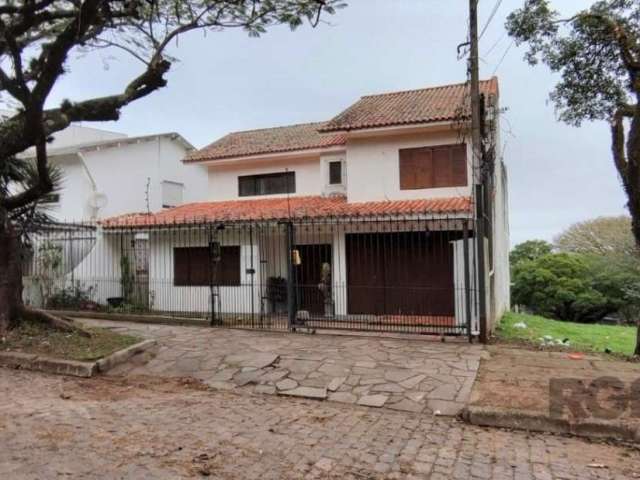 Casa com vista panorâmica para a orla do Guaíba - localizada no bairro Santa Tereza.&lt;BR&gt;&lt;BR&gt;Residência possui 352,38m2 de construção distribuídos em três pavimentos.  No subsolo, o imóvel 