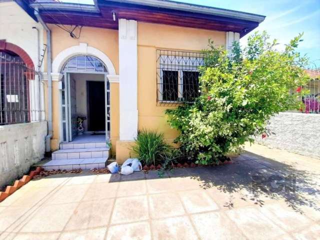 Residência ampla tendo 3 dormitórios, sendo 1 suíte, sala de esta, lavabo, cozinha, banheiro social, salão com churrasqueira, depósito e garagem coberta. &lt;BR&gt;Terreno medindo 7,81 x 46,00. No mes