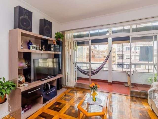 Apartamento 3 dormitórios, living aconchegante para dois ambientes com sacada totalmente fechada com vidros corrediços, 8º andar, de frente, posição solar norte, piso em parquet Decorado, aberturas no