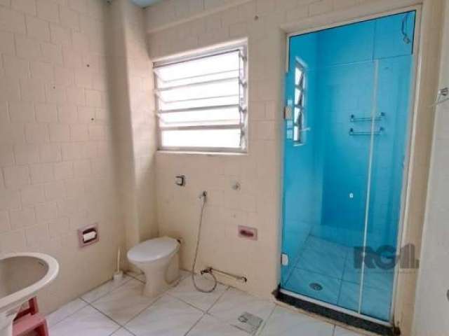 Vendo excelente apartamento de 2 dormitórios, com sala ampla, sacada, copa cozinha separada, banheiro auxiliar, dependência de empregada.&lt;BR&gt;Portaria 12 hs, 2 elevadores, sistema de monitorament