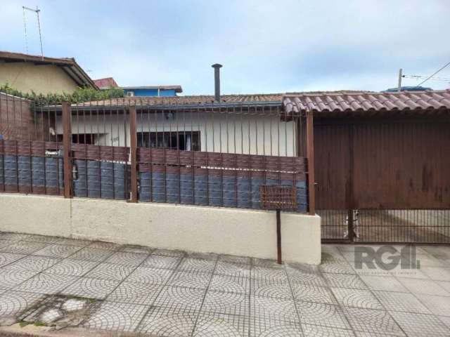 Casa com 2 dormitórios no bairro Vila Nova, Zona Sul de Porto Alegre.  Ótimo estado de conservação, living para 2 ambientes com lareira, cozinha com passa prato, banheiro social,  churrasqueira, lavan