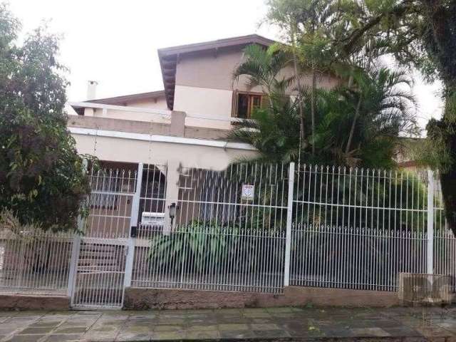 casa de  3 dormitórios a venda no bairro Sarandí (Porto Alegre). Possui 296,11m² privativos, living para 3 ambientes, 1 suíte com 40m², cozinha ampla, lavanderia, despensa, peça ampla nos fundos, 4 ba