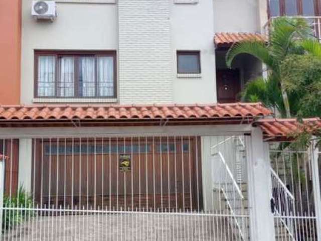 Casa com 3 dormitórios, 1 Suíte, localizada no bairro Espirito Santo, hall de entrada com lavabo, ampla sala de estar com lareira, mais uma sala de estar e jantar, cozinha completa e mobiliada, área d