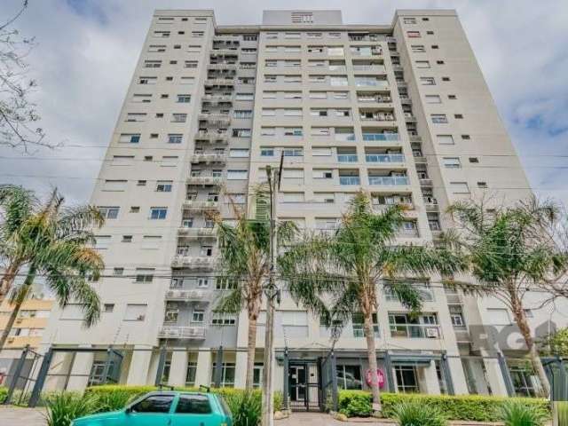 Vende-se belo apartamento , 3 dormitórios (transformado em 2), suíte, living amplo, banho social, cozinha americana com churrasqueira, área de serviço independente, 1 vaga de garagem descoberta..&lt;B