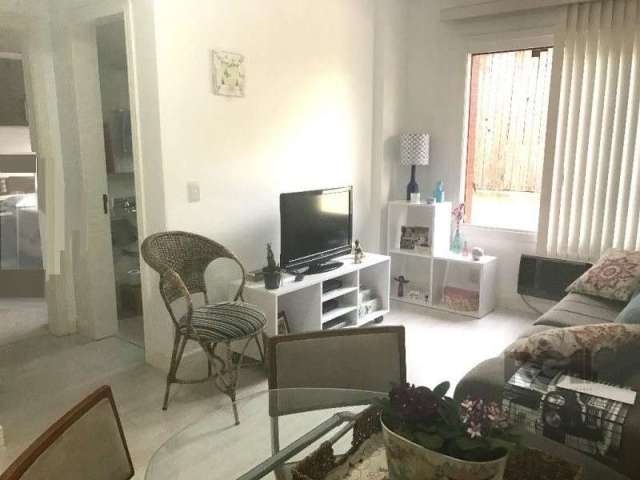 Vende-se apartamento 1 dormitório amplo, ensolarado, living em dois ambientes, banheiro social, copa e cozinha, área de serviço independente. Condomínio com fachada em pintura.&lt;BR&gt;&lt;BR&gt;OBS: