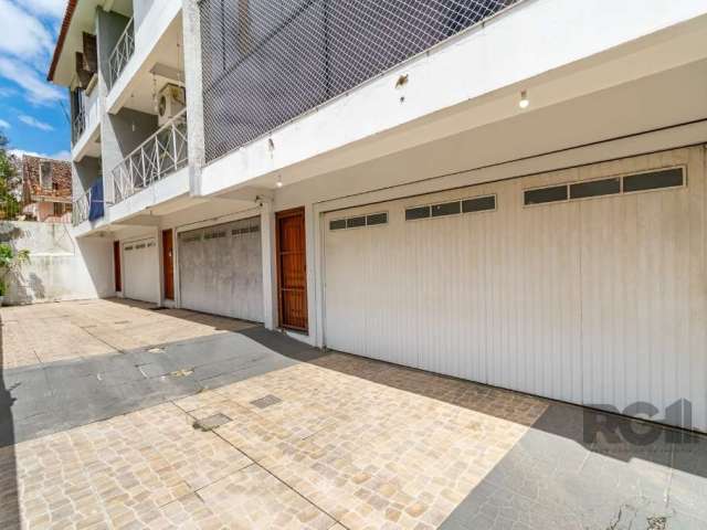 Casa em condomínio 3 dormitórios com suíte, 2 vagas, 154m² privativos no Nonoai. Piso superior e intermediário com porcelanato, pintura nova, sistema de aquecimento de água à gás, split em todas as pe