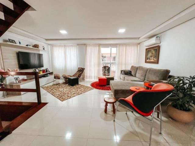 Excelente residência semi mobiliada no Condomínio Quinta da Boa Vista, com cerca de 230,51m² privativos e 3 dormitórios, sendo uma suíte com closet. &lt;BR&gt;&lt;BR&gt;Pavimento térreo: 2 vagas de ga