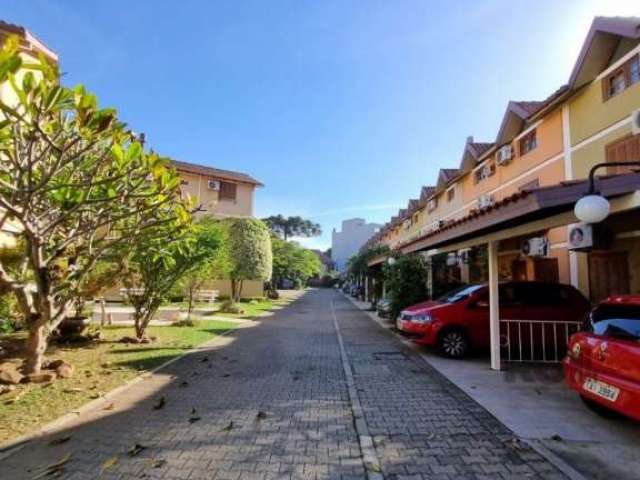 Ótima Casa em Condomínio fechado, com 100 m² de área construída, 1 vaga de garagem.&lt;BR&gt; &lt;BR&gt;Sobrado de 2 dormitórios podendo reverter em 3, living, cozinha, área de serviço, pátio, banho s