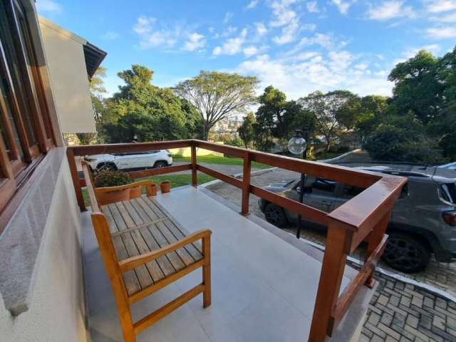 CASA, 3 DORMITÓRIOS, 1 SUÍTE, 2 VARANDAS, 2 VAGAS DE GARAGEM, BAIRRO NONOAI, PORTO ALEGRE/RS &lt;BR&gt; &lt;BR&gt; &lt;BR&gt;Belíssima casa no Condomínio Sol Nascente, com privilegiada vista para o po