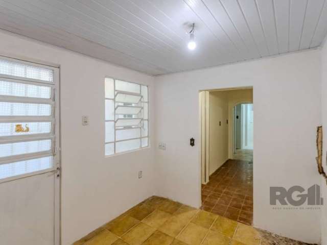 Apartamento térreo na melhor parte do centro ficamdo em ruas que nao sofreram inundações, com 2 dormitórios, sala, cozinha, banheiro social , area e pátio totalizando 70 m² de area privativativa do im