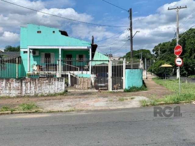 Casa ampla, em terreno de esquina, medindo 12x28mts., com 3 dormitórios, sendo 1 suíte, living 2 ambientes, cozinha americana , área de serviço, 2 canis, piscina, parte inferior possui equipamentos de