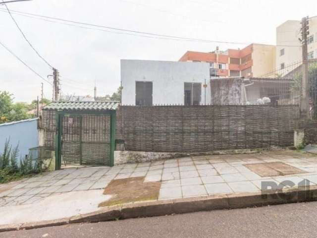 Casa com 160m², com 04 dormitórios, sendo 02 suíte, 01 com espaço para closet e ar condicionado, living 02 ambientes, cozinha com pia e armários, 02 banheiros sociais com box, pátio com piscina e espa