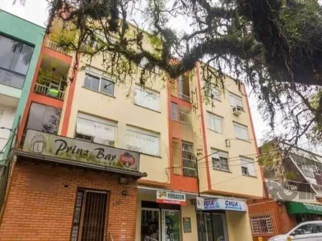 Apartamento 2 dormitórios, sendo um deles com sacada, sala, cozinha, e banheiro, ensolarad, reformado. Fica 2 ar condicionados. Junto a supermercados, bancos e farmacias. Aceita financiamento e FGTS. 