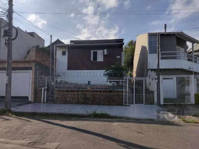 Ótima casa, em excelente estado de conservação, constrída com madeira jatobá, constituida por 3 dormitórios, sendo um deles 1 suíte, 2 banheiros(1 social e o outro da suíte), sala ampla com porta dupl