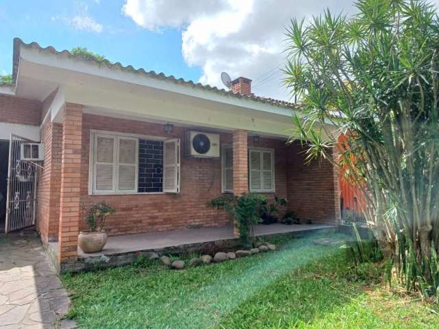 Casa térrea com 3 dormitórios sendo uma suíte.&lt;BR&gt;Sala de estar com lareira.&lt;BR&gt;Cozinha com área de serviço separada.&lt;BR&gt;Pátio na frente e nos fundos.&lt;BR&gt;Garagem coberta para u