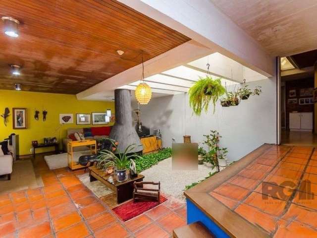 Casa de 4 dormitórios a venda no Bairro Chácara das Pedras.&lt;BR&gt;Casa com 4 dormitórios, sendo 1 suíte, 3 vagas de garagem, 250m² no bairro Chácara das Pedras (Porto Alegre). Excelente casa com to