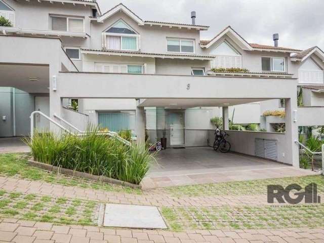 Casa em condomínio 324 m², 4 suítes e 3 vagas no bairro Três Figueiras.&lt;BR&gt;&lt;BR&gt;No andar térreo: hall, lavabo, living com estar, lareira e sala de jantar com mesa para dez pessoas, cozinha 