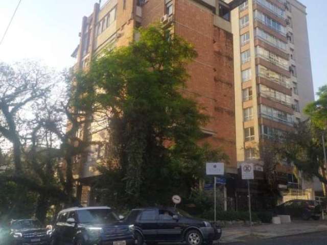 Apartamento com 170 m. privativos. 4 dormitórios, closed, suite, banheiro social completo, lavabo, dependência completa, copa-cozinha, área de serviço. Espaçoso living em 'L'. Frente para ru