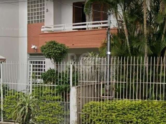 Vende Prédio no Bairro Rio Branco. Terreno medindo 6,60 x 30,00. O prédio tem 3 apartamentos desocupados, que precisam de reformas, ou uma nova construção no terreno.&lt;BR&gt;Excelente localização, p