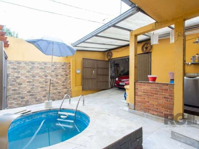 Excelente sobrado à venda no Bairro Vila Nova. Com área privativa de 90m², dispõe de 3 dormitórios, sendo 1 suite com closet, amplo liiving 2 ambientes, lavabo, sala de jantar, cozinha planejada, chur