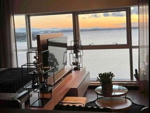 Residence Du Lac, localizado dentro do complexo Barra Shopping Sul, este loft super moderno é um lugar incrível para se viver. Com uma vista deslumbrante para o Guaíba e um pôr do sol maravilhoso, voc