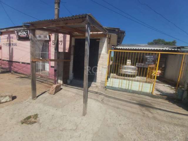 Casa principal com 2 dormitórios, sala, cozinha, banheiro, nos fundos conta com mais 5 pequenas casas,  cada casa com 2 peças, sala e cozinha, banheiro, casas para aluguel, uma fonte de renda,conta ta