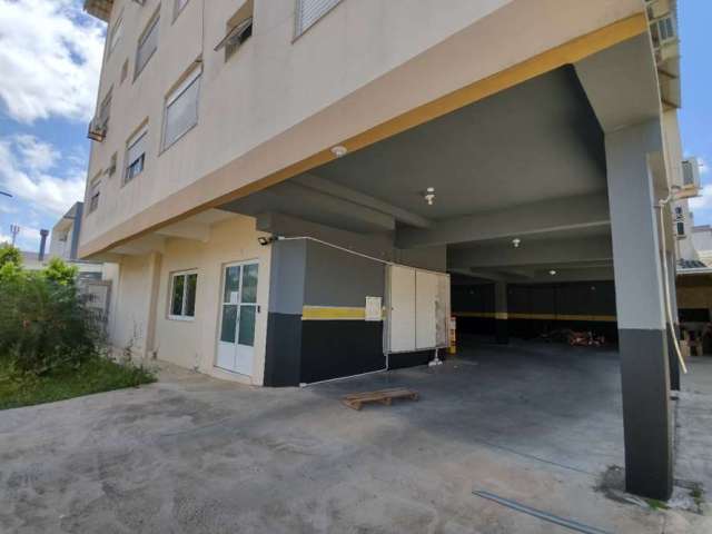 Apartamento espaçoso com 2 dormitórios, sala, cozinha, banheiro, circulação e garagem coberta. Este lindo apartamento oferece conforto e conveniência em um ótimo bairro. Com uma localização privilegia