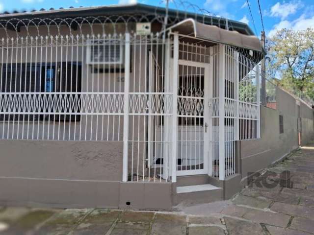 Casa de esquina, 1 dormitório com living estendido, banheiro, cozinha, podendo fazer uma sala comercial. Logo atrás se encontra uma casa de madeira e garagem com dois dormitórios.