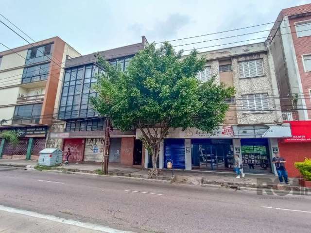 Apto de fundos,, 2 dormitórios, sala, piso de parquet, banheiro social, cozinha, área de serviço.