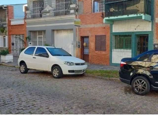 Vende casa de alvenaria no bairro Menino Deus. Excelente localização.Ótima oportunidade para investidor. Agende  a sua visita!