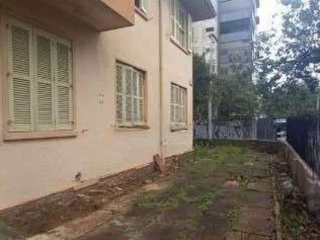 Apartamento no bairro São João, térreo, com 58m² privativos, de 2 dormitórios. Possui sala ampla, 2 dormitórios, banheiro com ventilação natural, cozinha espaçosa e área de serviço separada. Imóvel ne