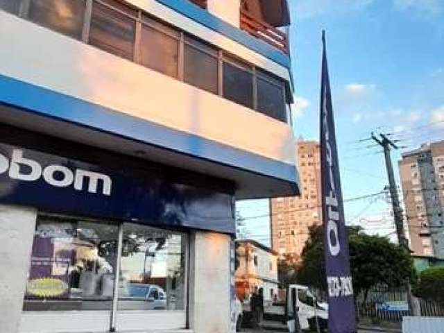 Conheça este excelente conjunto/sala na Rua General Rondon, esquina com Wenceslau Escobar, em cima da Loja Ortobom. Com uma área privativa de 24,02 m² e área total de 53,08 m², este imóvel conta com 1