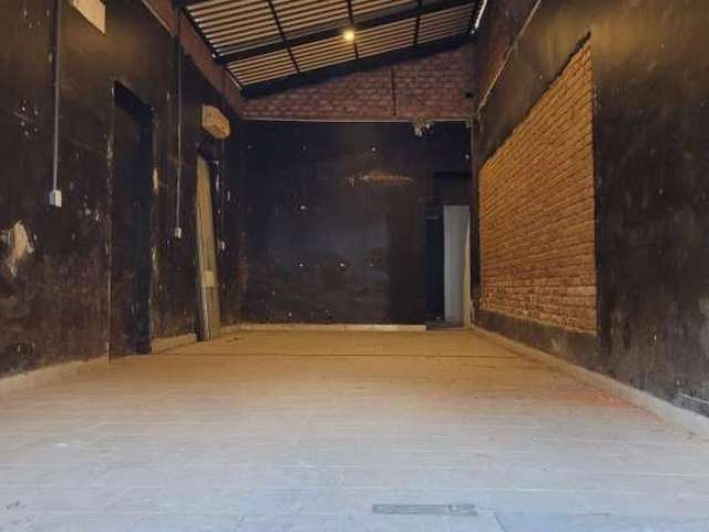 Prédio c/ loja na Azenha, no pólo comercial, terreno 5 20x44, pé direito duplo, estrutura metálica. Entrada separada p/ os fundos, onde existe uma casa muito antiga. Imóvel c/ multo potencial de locaç