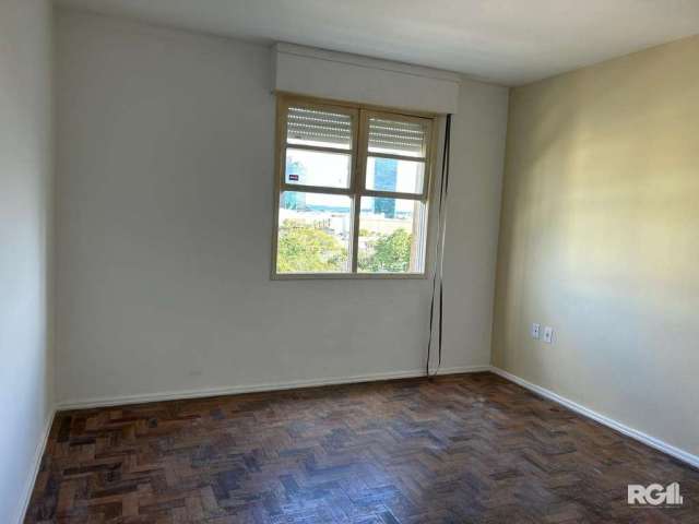 Apartamento no bairro Cristal, com 2 dormitórios, living para 2 ambientes, banheiro social, cozinha, área de serviço. Excelente localização, a 400 metros do Barra Shopping Sul, a 700 metros do Pontal 